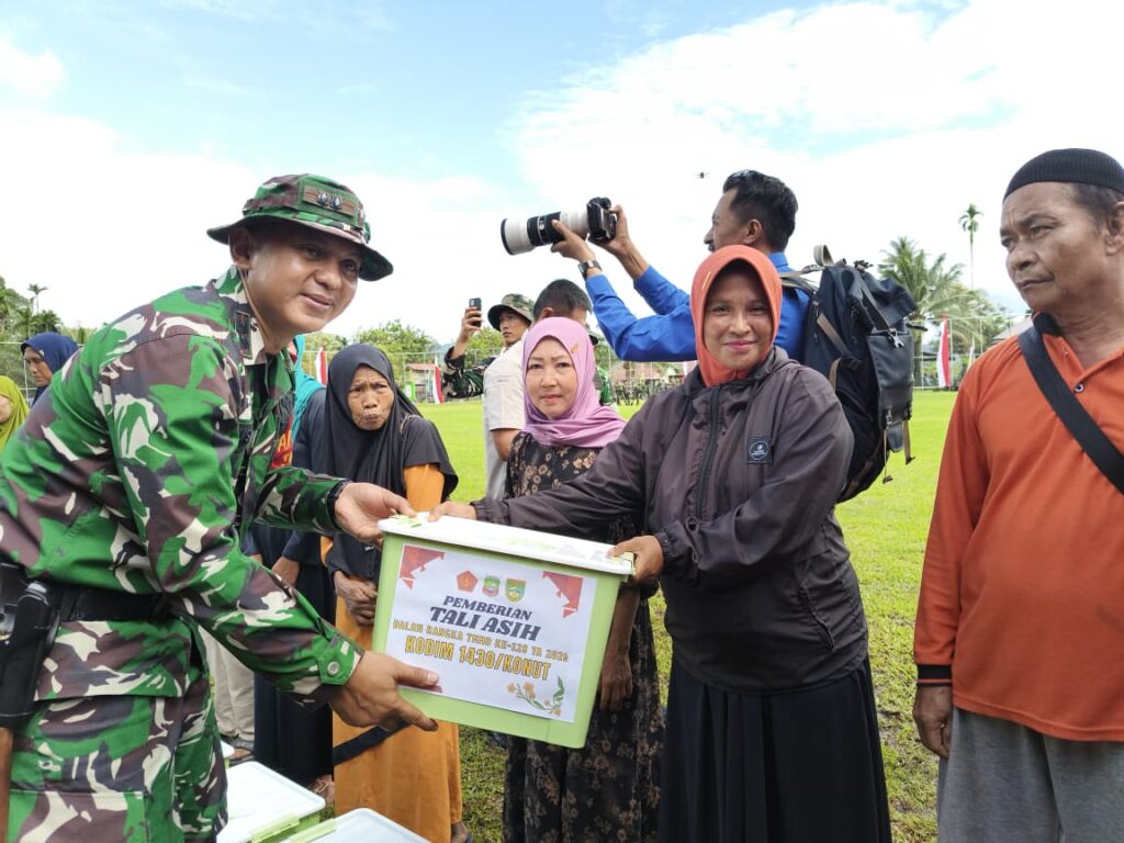 Sentuhan Kepedulian di Akhir TMMD Ke-128, Satgas Kodim 1430/Konawe Utara Berbagi Bingkisan untuk Warga Kurang Mampu