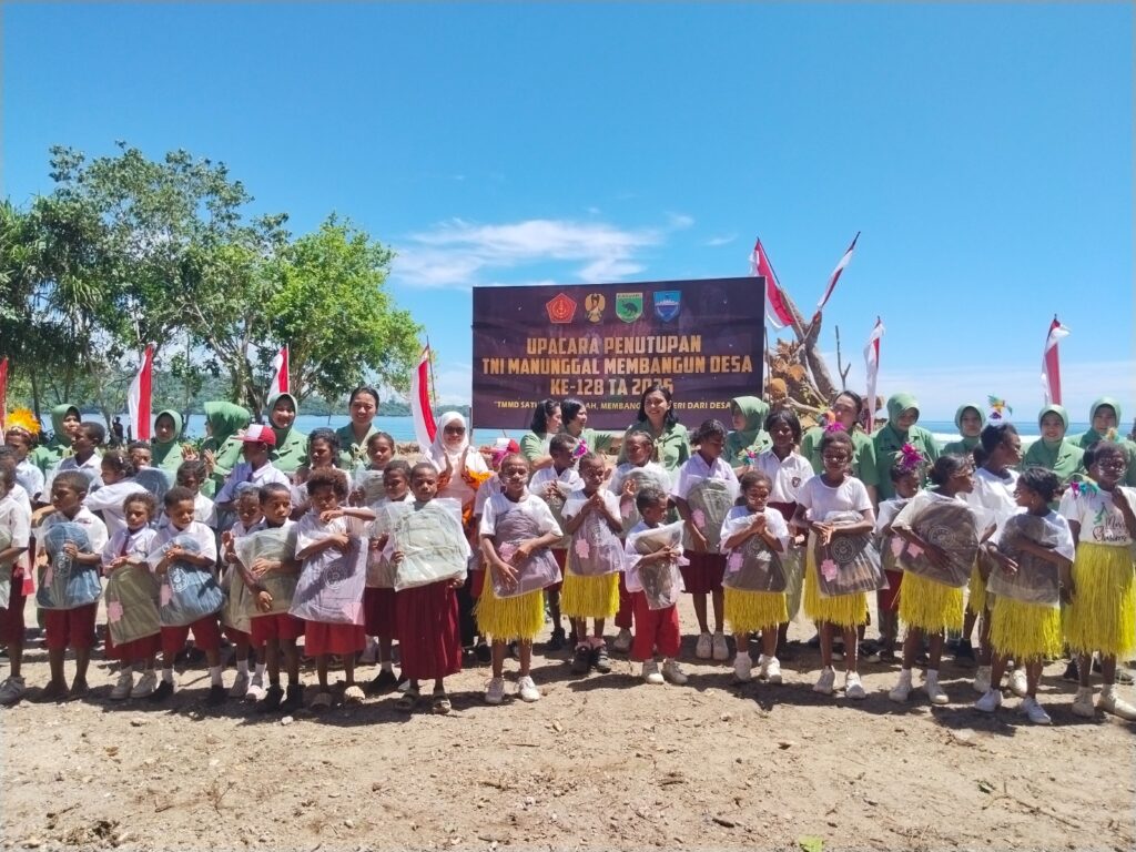 Pembagian Tas dan Alat Tulis Jadi Momen Hangat Penutupan TMMD Ke-128