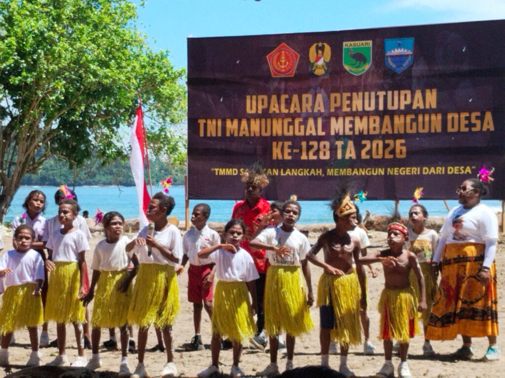 Penampilan “Gunung dan Tanjung Tapele” Jadi Simbol Kedekatan TNI dan Rakyat Papua