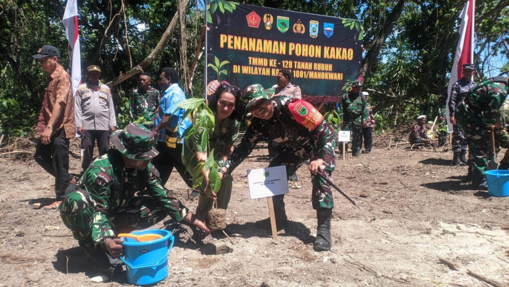Pangdam XVIII/Kasuari Pimpin Penanaman Pohon Kakao Secara Simbolis pada Penutupan TMMD Ke-128 Kodim 1801/Manokwari