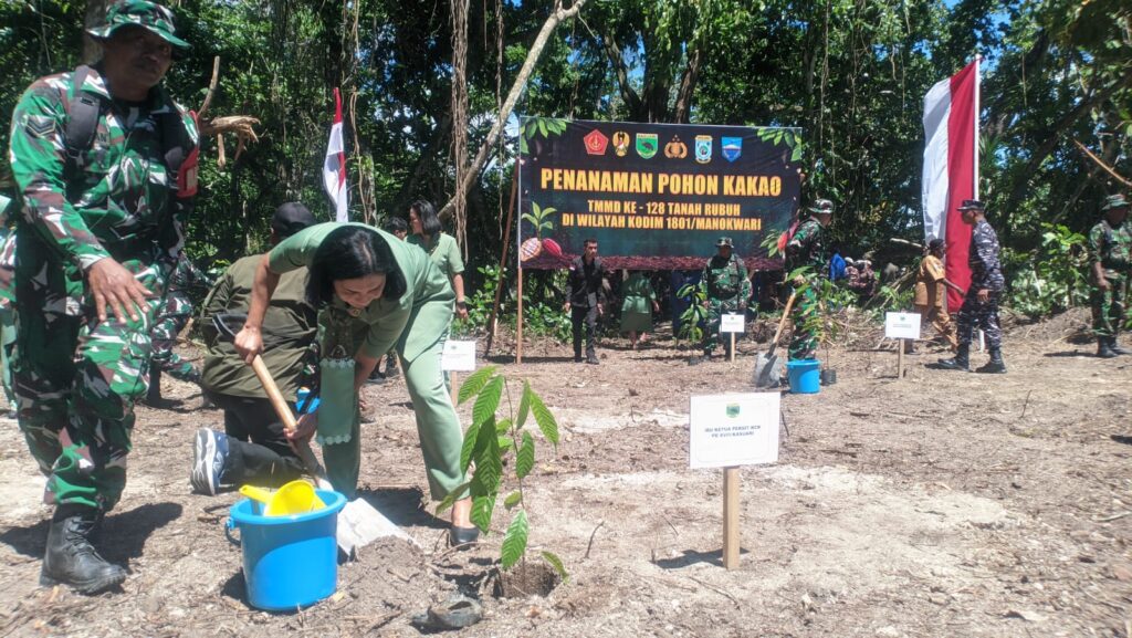 Kebersamaan TNI dan Forkopimda Warnai Penanaman Kakao di Tanah Rubuh
