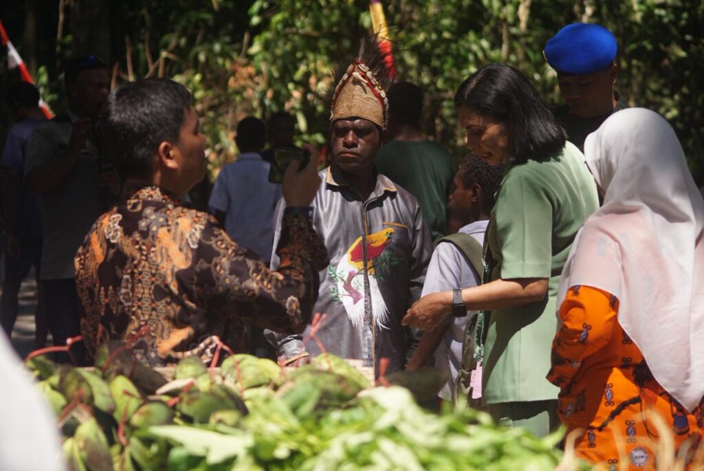Aksi Belanja Dagangan Warga oleh Ketua Persit Warnai Penutupan TMMD Ke-128