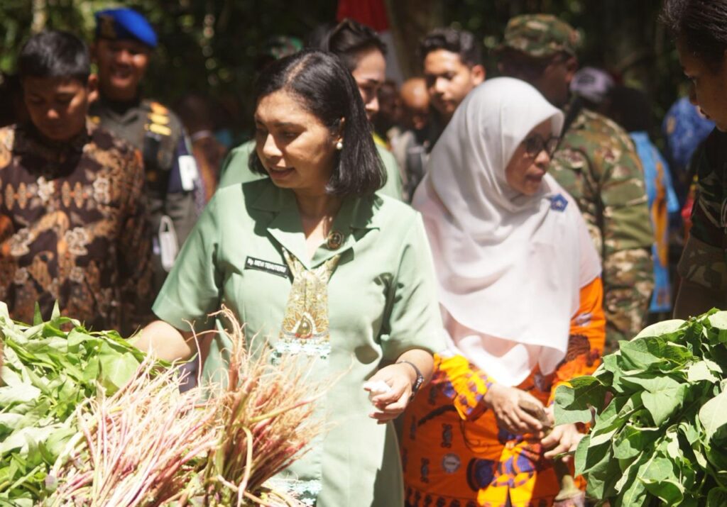 Ketua Persit KCK Daerah XVIII/Kasuari Dukung UMKM Warga Kampung Tanah Rubuh