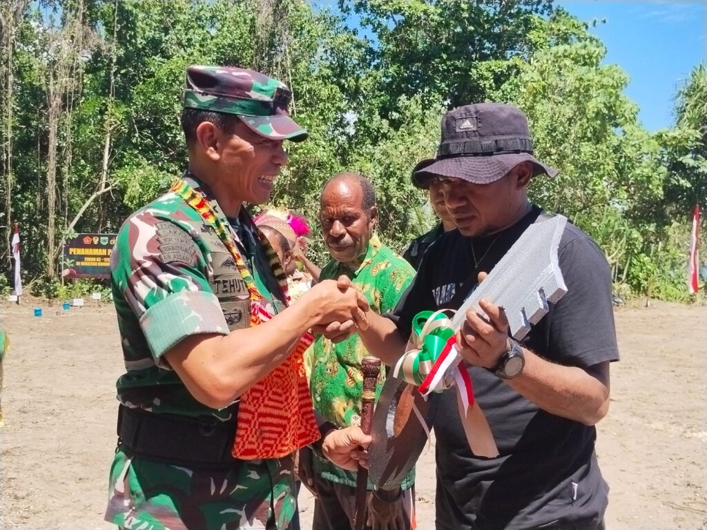 TMMD Wujud Nyata Pengabdian TNI untuk Rakyat, Pangdam XVIII/Kasuari Serahkan Kunci Rumah kepada Warga di Manokwari