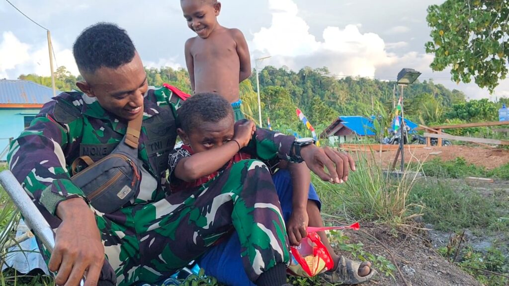 Mama Papua Menangis Saat Lepas Kepergian Prajurit Satgas TMMD