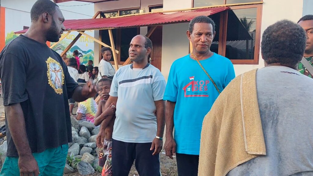 Kemanunggalan TNI dan Rakyat Terlihat dalam Momen Perpisahan TMMD di Tanah Rubuh