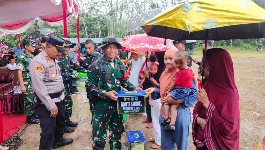 Dansatgas TMMD Serahkan Langsung Paket Sembako kepada Warga