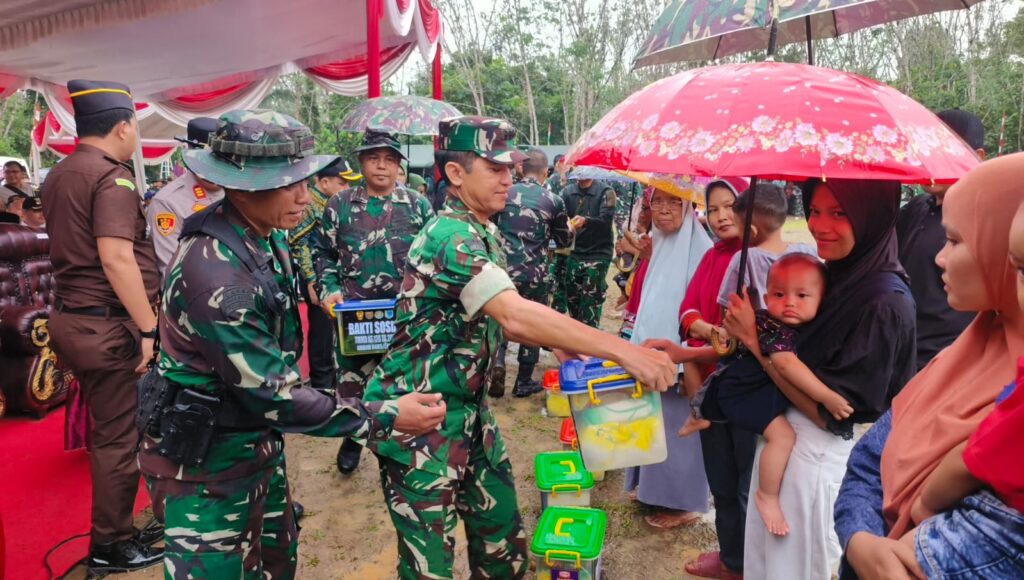 Warga Lubuk Tampang Terima Bantuan Sembako Saat Penutupan TMMD