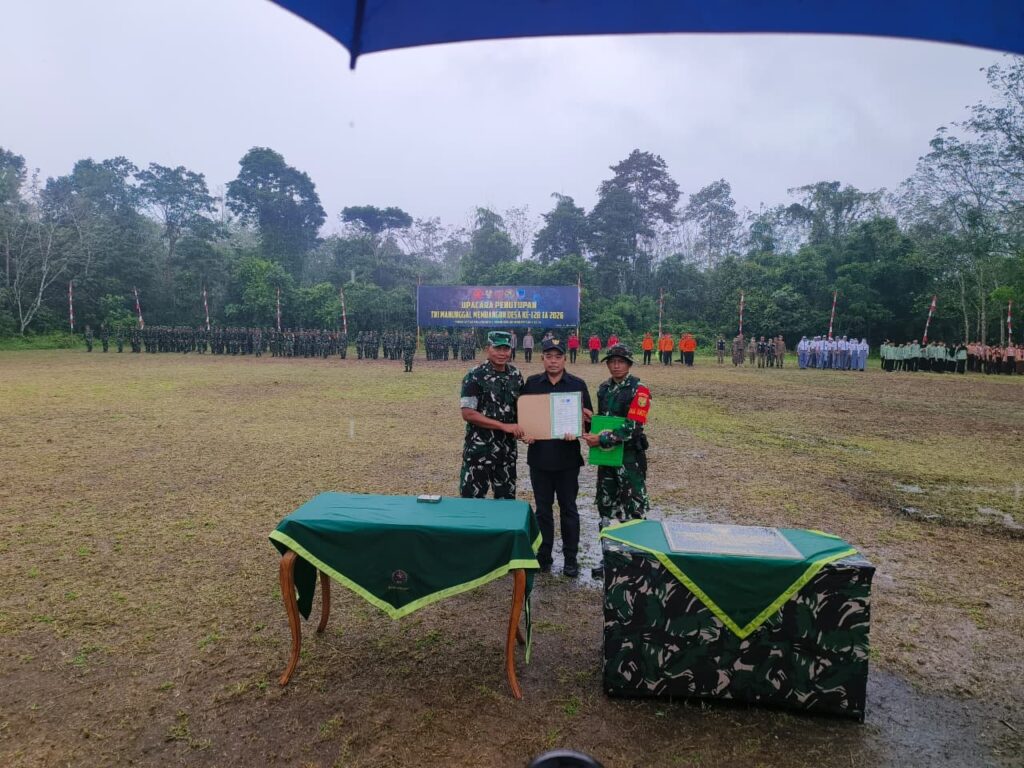 Diguyur Hujan, Semangat Penutupan TMMD 128 Tetap Membara