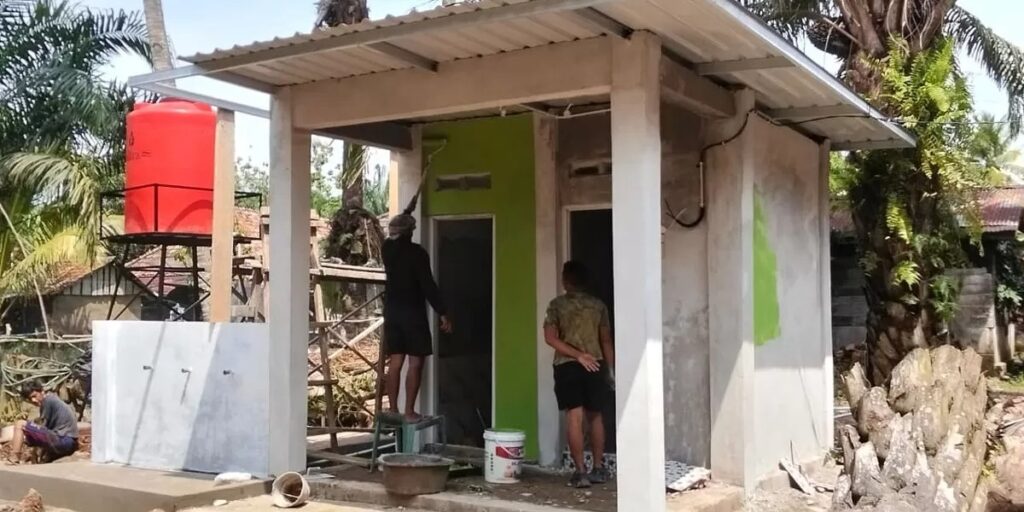 MCK Titik 3 Rampung 100 Persen, Satgas Lanjutkan Finishing Cat Dinding