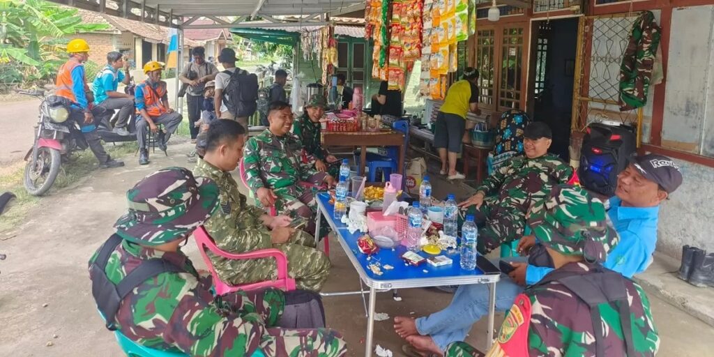 Satgas TMMD dan Petugas PLN Nikmati Kebersamaan Usai Pasang Jaringan Listrik
