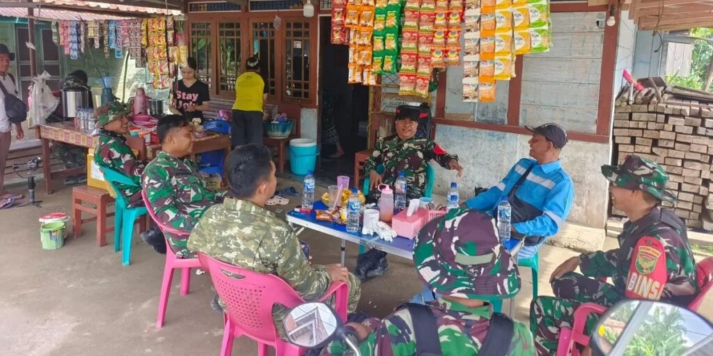 Pasiter Kodim dan Babinsa Ngobrol Santai Bersama Warga di Warung Desa