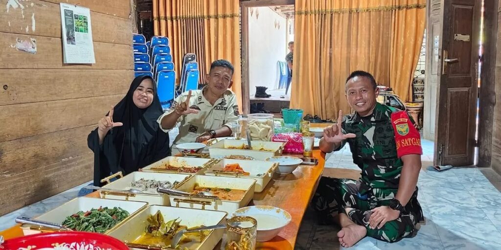 Makan Bersama Jadi Simbol Keakraban Satgas TMMD dan Warga Desa