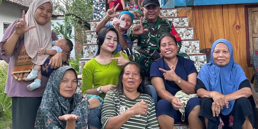 Suasana Akrab, Pasiter TMMD 128 Kodim 0405/Lahat Dikerumuni Emak-Emak di Lubuk Tampang