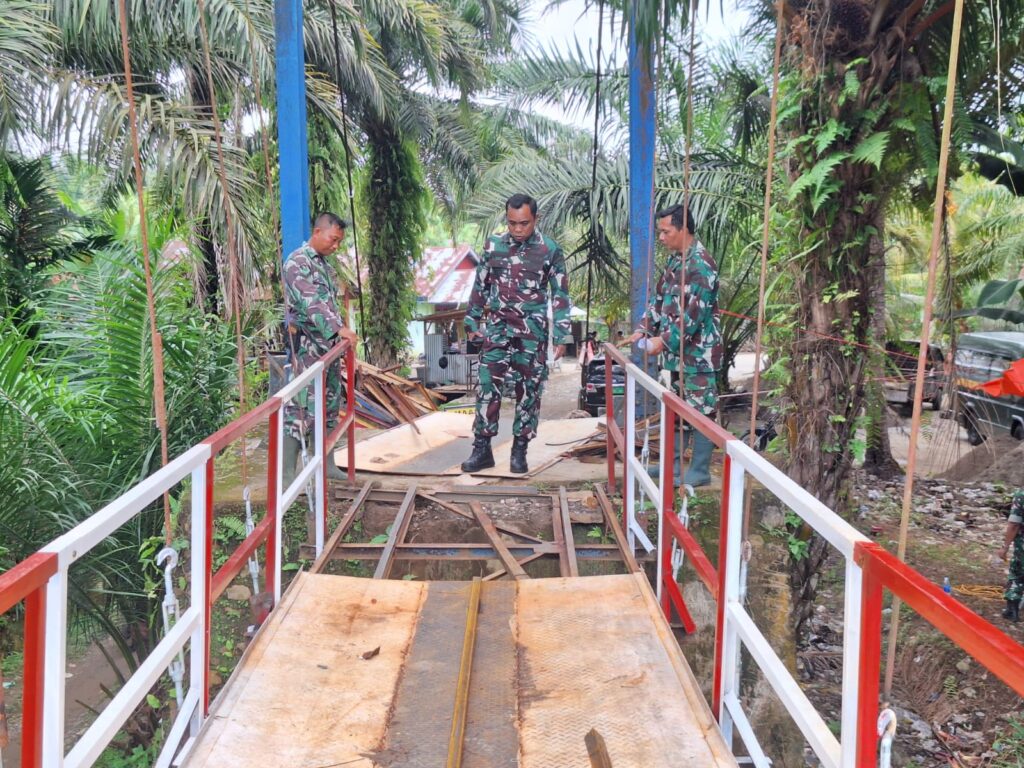 Pastikan Akses Masyarakat Lancar, Dandim 0425/Seluma Tinjau Langsung Perbaikan Jembatan Garuda di Desa Bandung Agung
