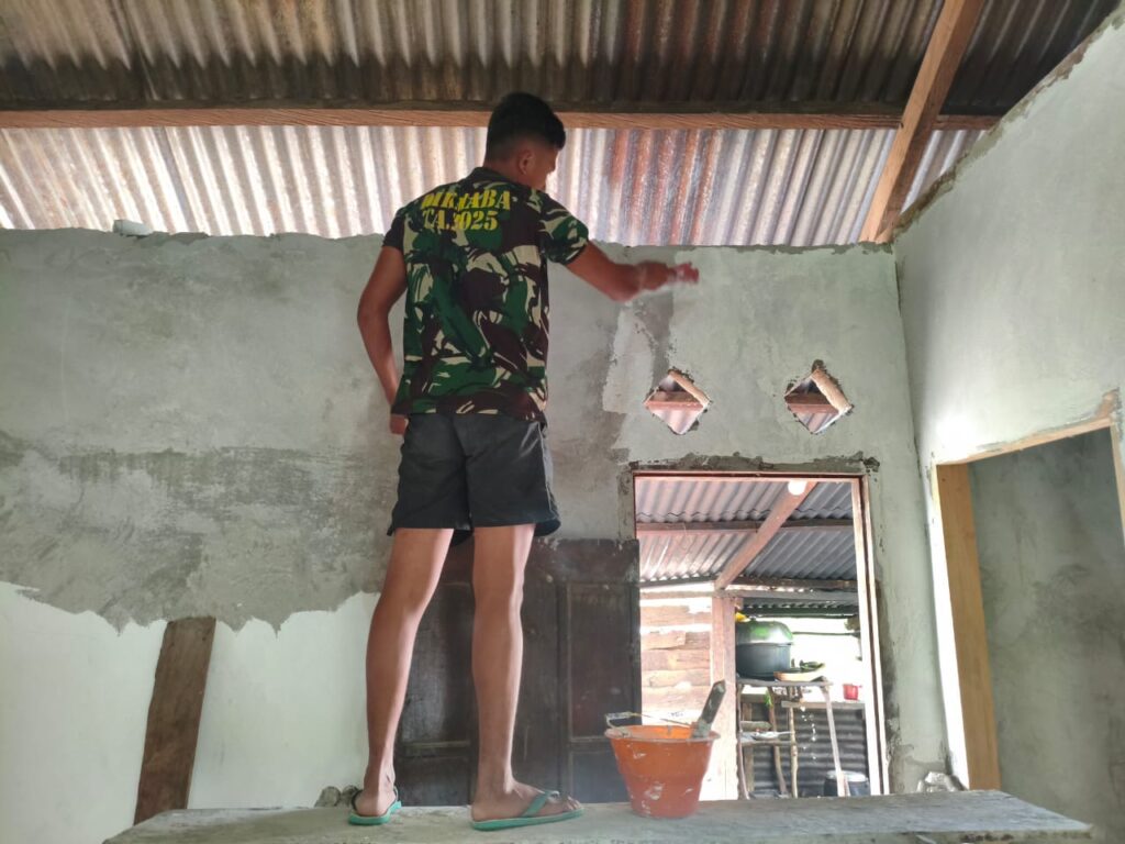 Rumah Ibu Maria Garlota Kian Rapi, Satgas TMMD Kerjakan Plafon dan Plamir Dinding