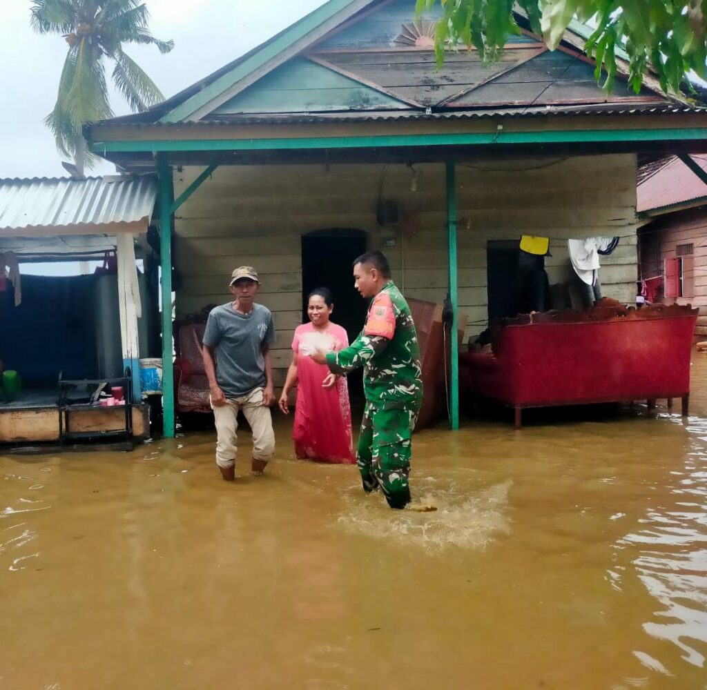Babinsa Sigap Evakuasi Warga Terdampak Banjir di Desa Konaweha