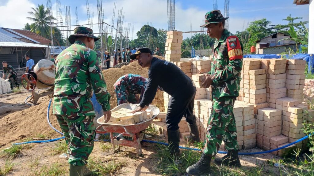 Gotong Royong, Satgas TMMD 128 dan Warga Pindahkan Material Masjid
