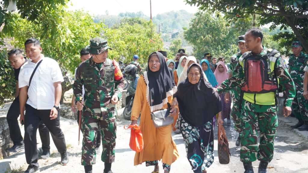 Dansatgas TMMD Ke-129 Kodim 0812/Lamongan Bantu Lansia Menuju Layanan Pengobatan Gratis