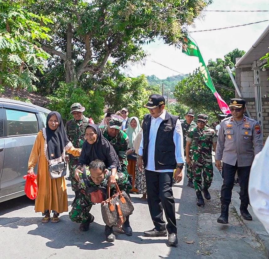 Sentuhan Humanis Satgas TMMD Ke-129 Kodim 0812/Lamongan Warnai Pelayanan Kesehatan Gratis