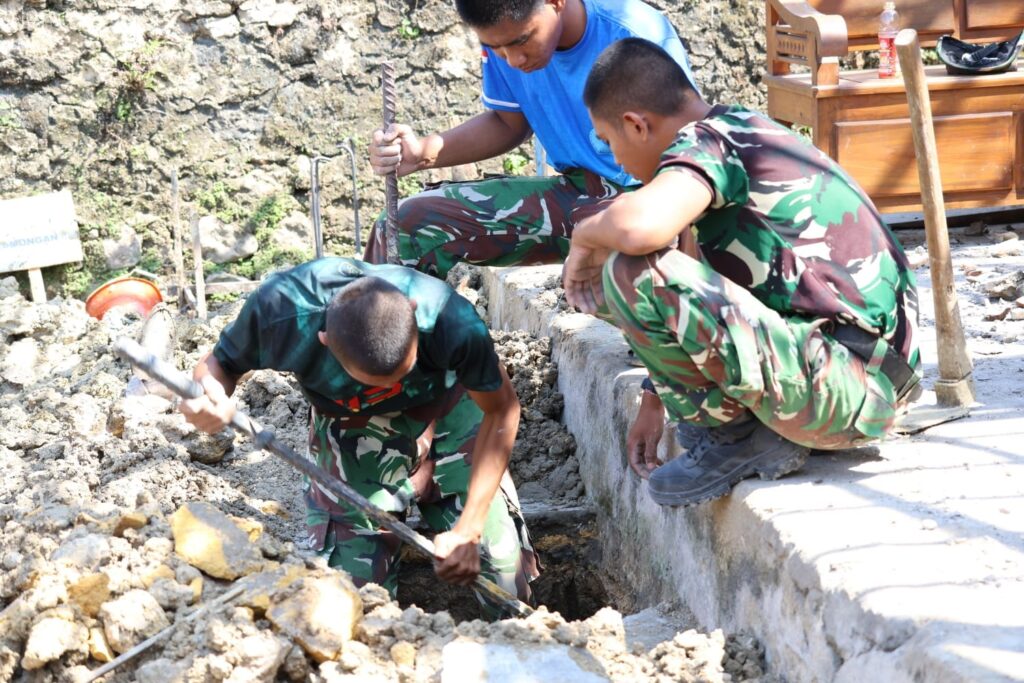Kerja Sama Mewujudkan Rumah Layak, Satgas TMMD 129 Melakukan Pembongkaran dan Pembangunan Fondasi untuk Bapak Sugio