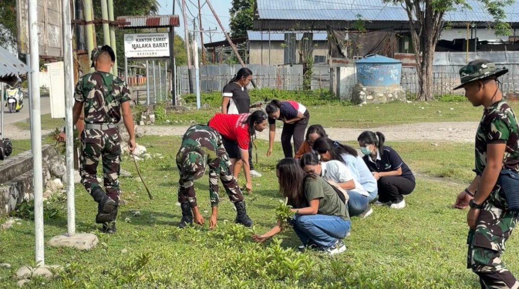 Kegiatan Bersih-Bersih: Sinergi TMMD 129 dan Puskesmas