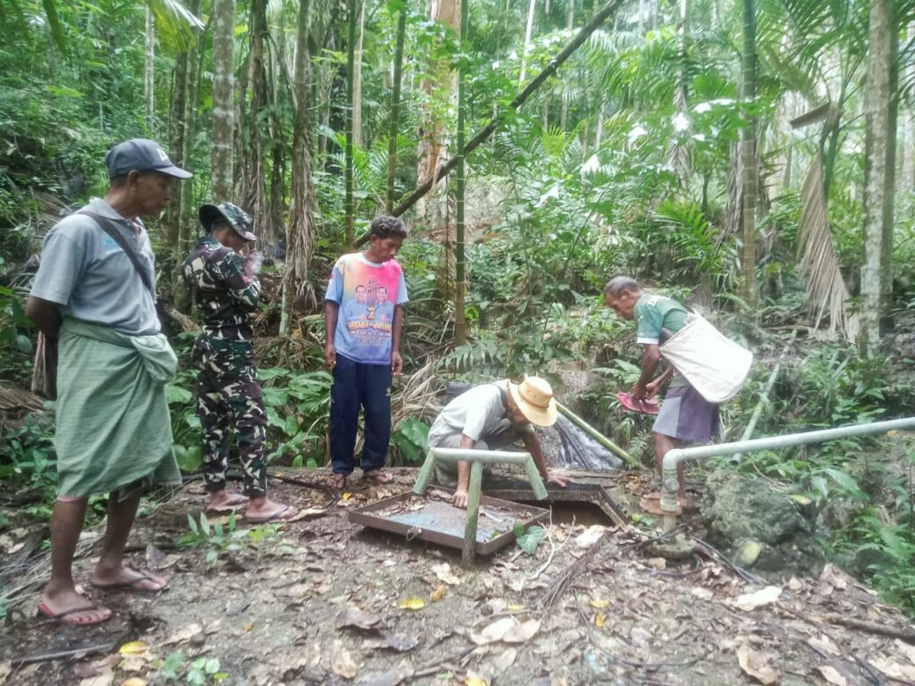 Kemanunggalan TNI-Rakyat, Satgas TMMD 129 Kodim 1605/Belu Memperbaiki Pompa Air