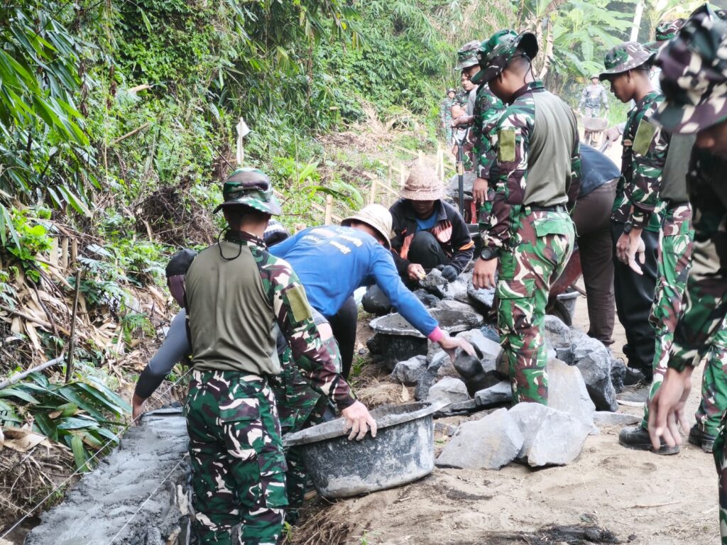 Kerja Sama Antara Satgas TMMD dan Warga Mempercepat Proyek DPT di Sekardadi