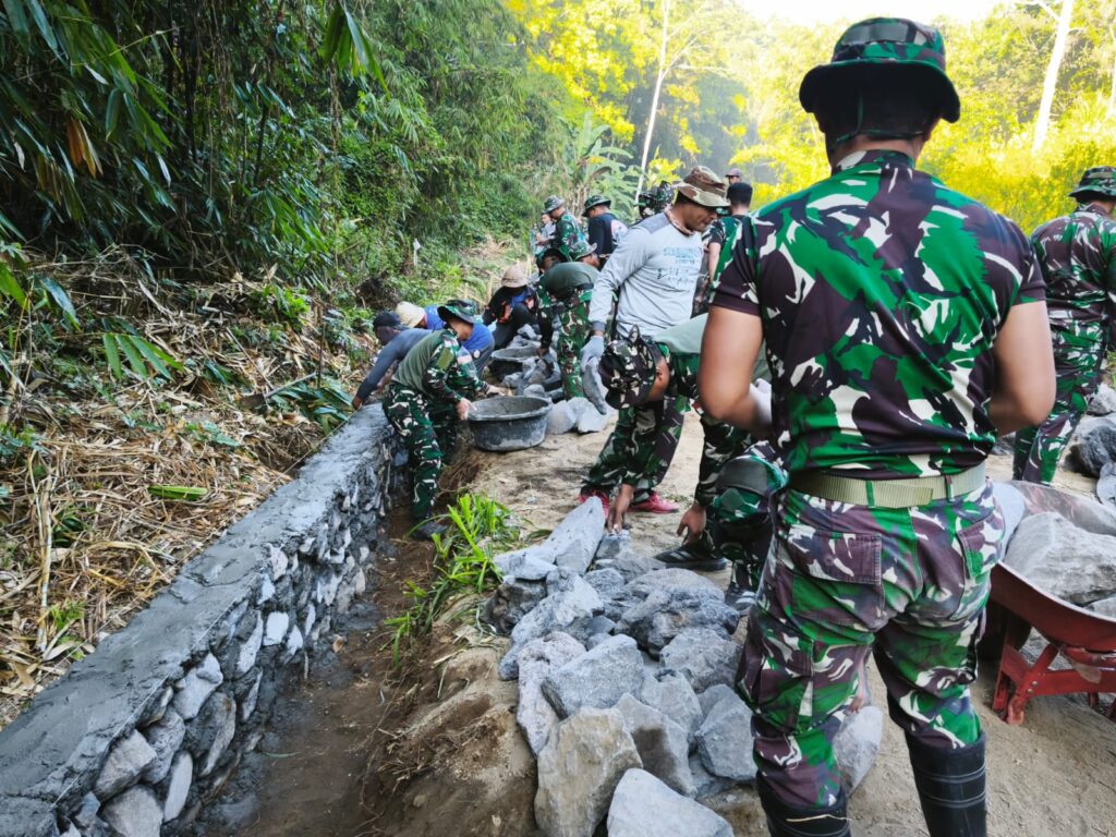 Pembangunan Dinding Penahan Tanah di Desa Sekardadi untuk Keamanan Infrastruktur