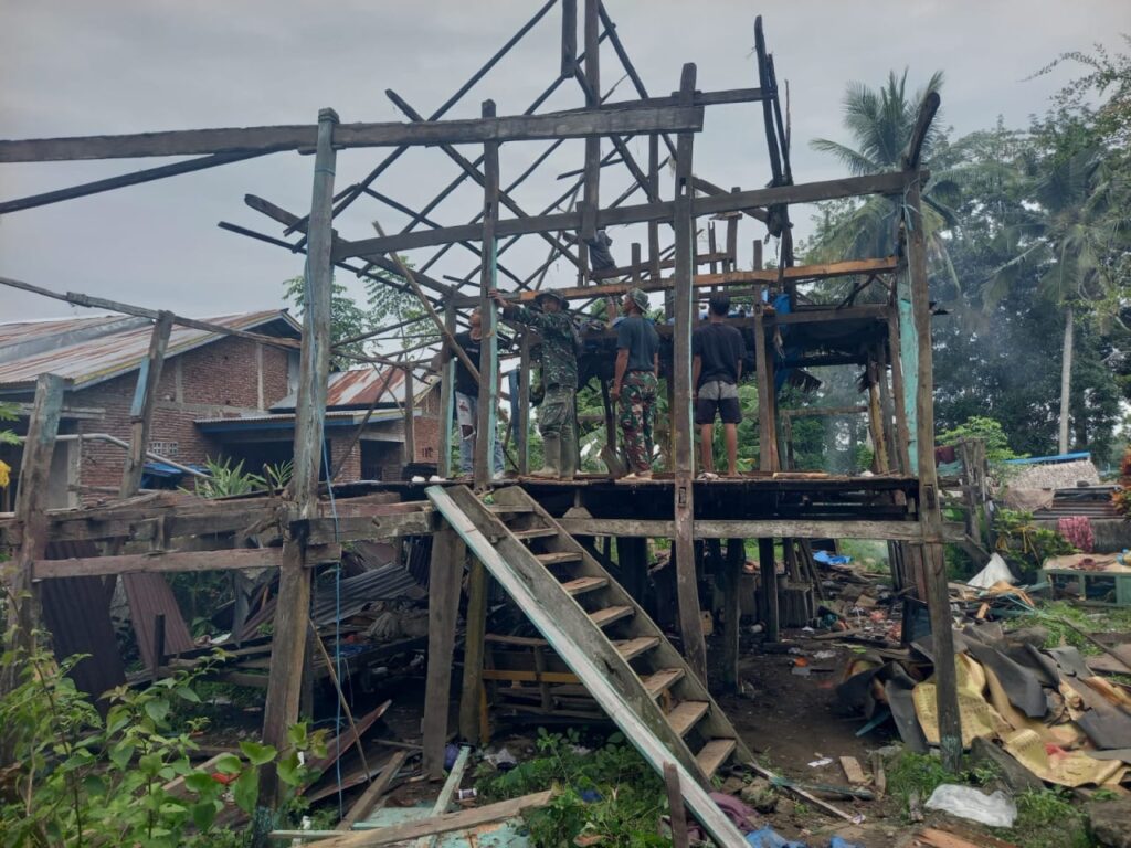 Pembongkaran RTLH Ibu Rosmina Jadi Langkah Awal Program TMMD Ke-129 Kodim 1407/Bone