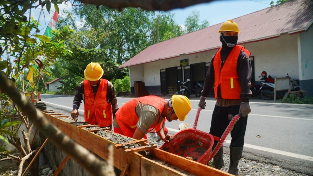 Satgas TMMD Bersinergi dengan Masyarakat dalam Proyek Musholla Darul Iman