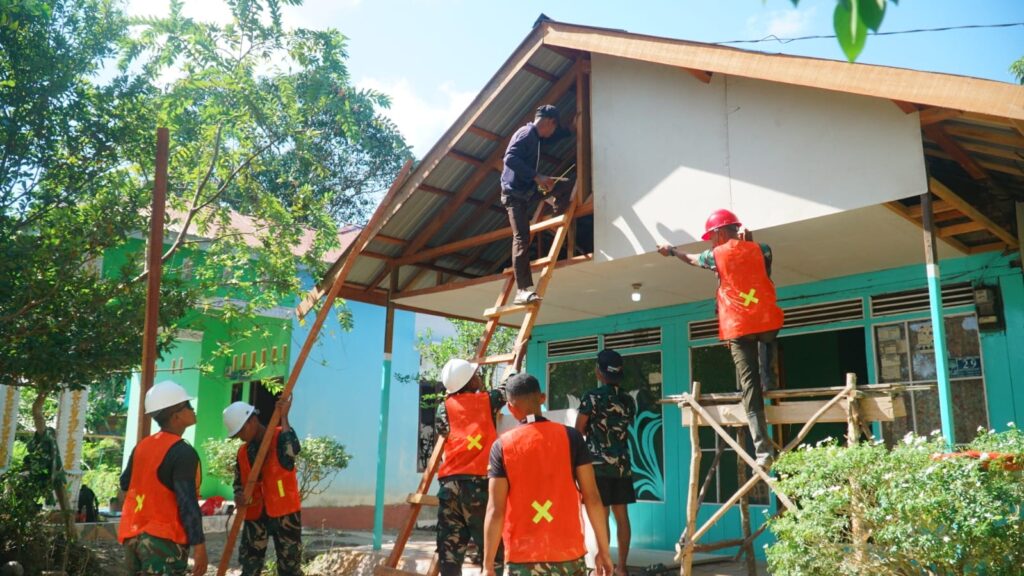 Kerja Sama Masyarakat dan Satgas TMMD Mempercepat Renovasi Rumah Ibu Wahida