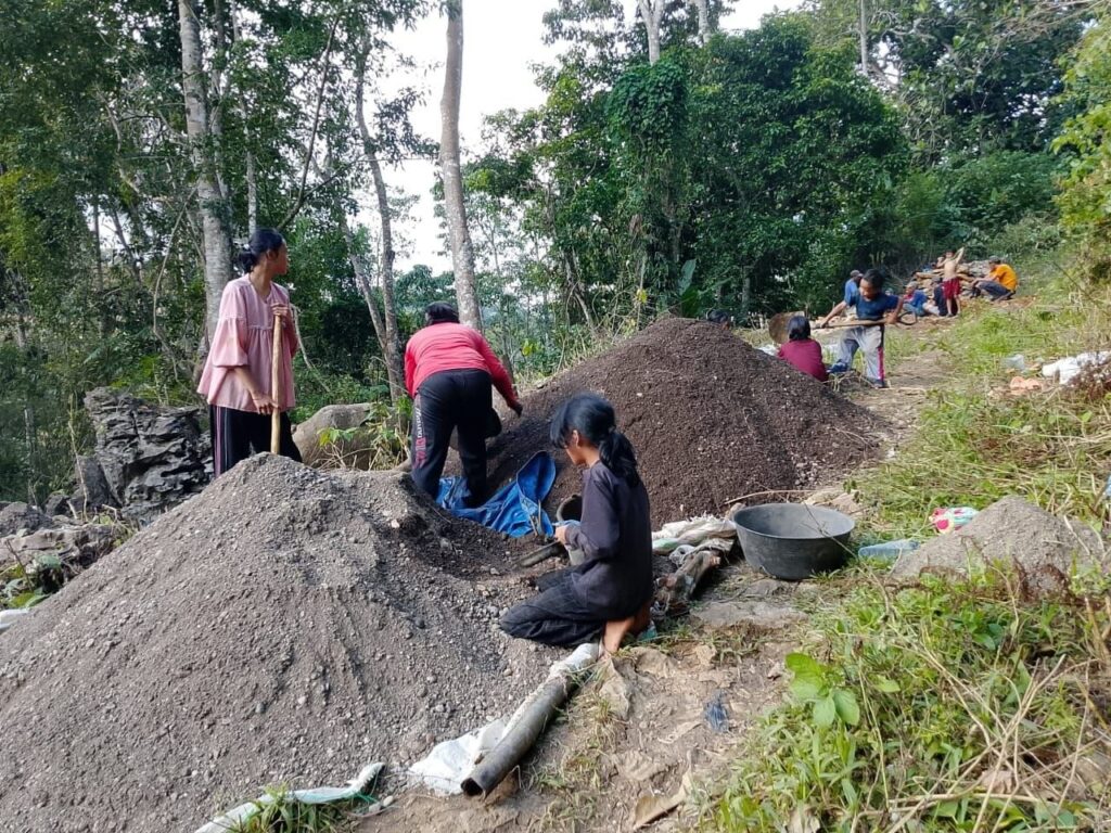 Satgas TMMD Ke-129 Kodim 1407/Bone Laksanakan Lansir Pasir untuk Pembangunan Jembatan Gantung Dusun Lemo