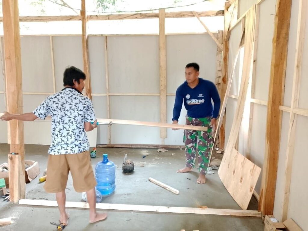 Aktivitas Satgas TMMD Ke-129: Pembuatan Sekat Kamar RTLH