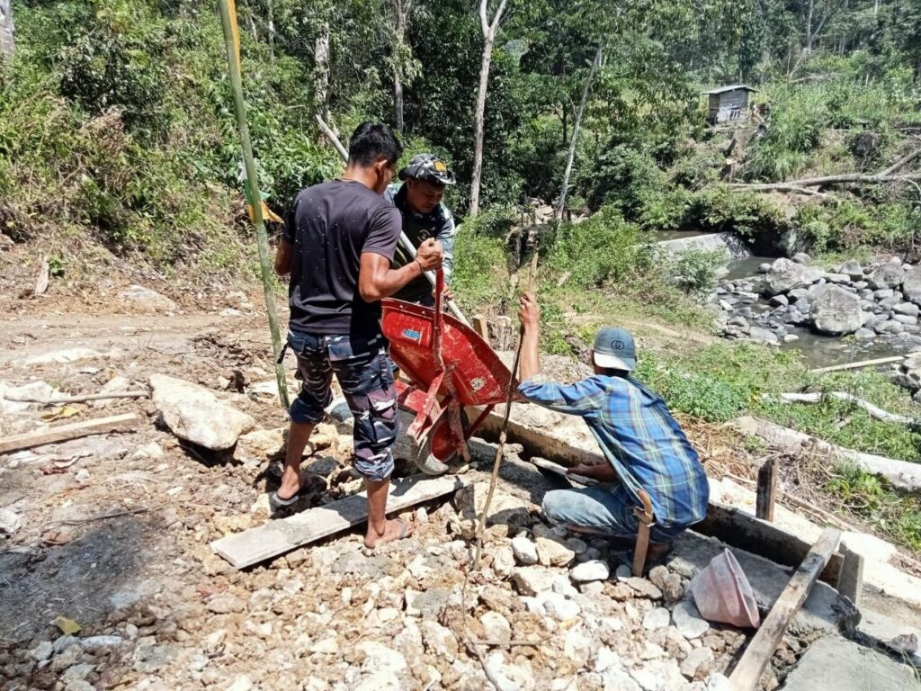 Pembangunan Rabat Beton oleh TMMD di Desa Patukku