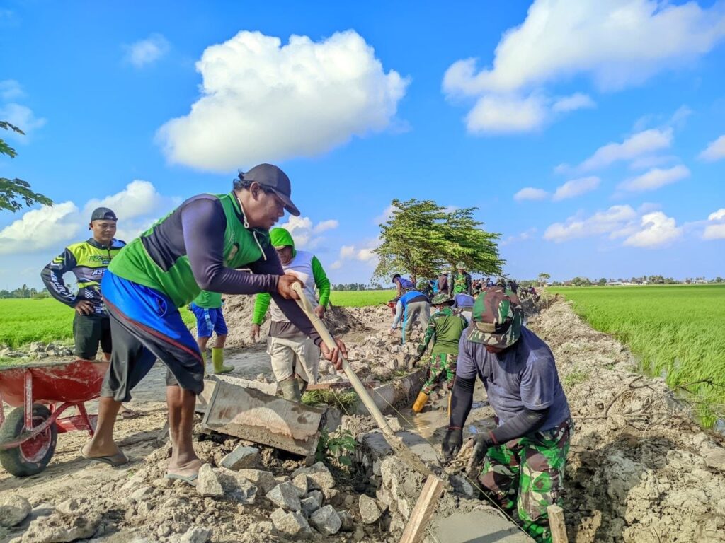 Kegiatan Bersama TNI dan Warga dalam TMMD Ke-129 di Pinrang