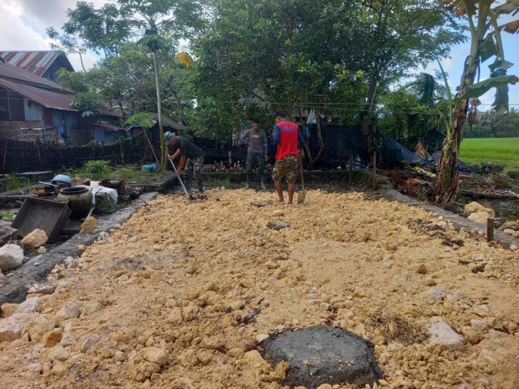 Satgas TMMD Ke-129 Kodim 1407/Bone Laksanakan Penimbunan Pondasi RTLH Milik Ibu Rosmina
