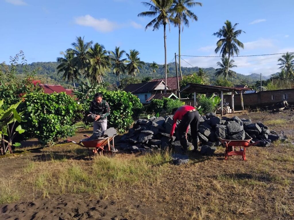 Satgas TMMD Ke-129 Kodim 1407/Bone Laksanakan Langsir Batu untuk Pembangunan Jambanisasi di Dusun Langi
