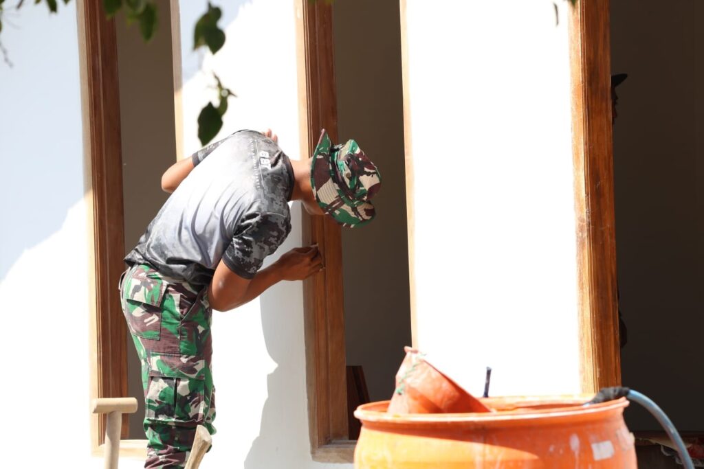Kemanunggalan TNI: Sentuhan Hangat di Program TMMD Melalui Perbaikan Rumah Ibu Kemi