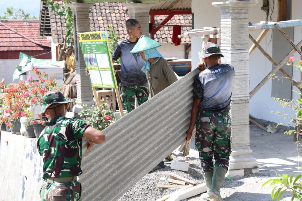 Kebersamaan dan Kerja Keras Anggota Satgas TMMD 129 Kodim 0812/Lamongan: Pemasangan Atap Teras untuk Warga