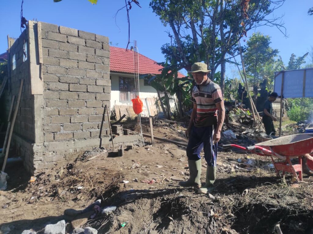 Kerja Sama Satgas TMMD dan Masyarakat Percepat Pembangunan Fasilitas MCK di Desa Sekardadi