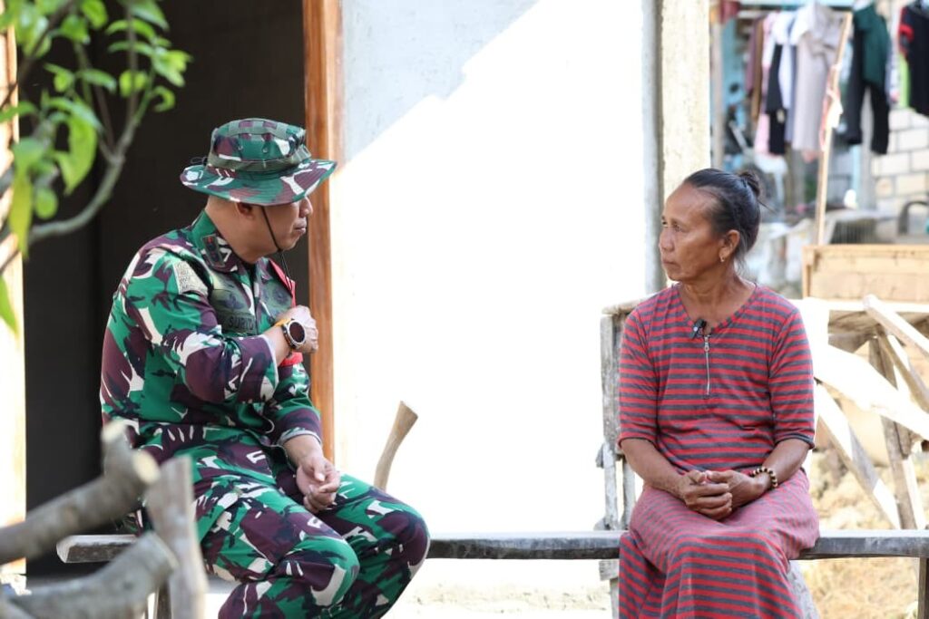 Kunjungan Hangat Dansatgas TMMD ke-129 di Rumah Bu Kemi