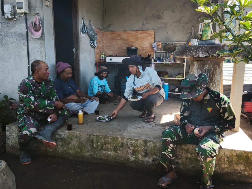 Kegiatan Ngopi Mempererat Hubungan Satgas TMMD Ke-129 Dengan Warga Sekardadi