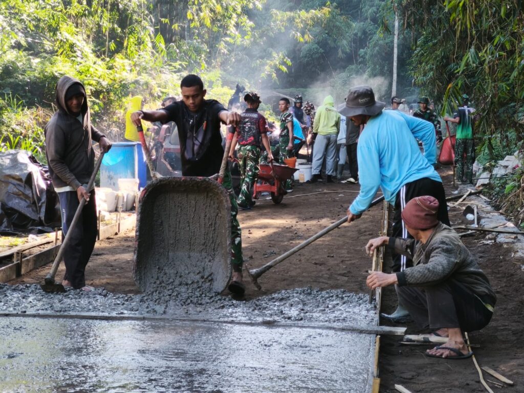 Kolaborasi Masyarakat dan Satgas TMMD Ke-129 Membangun Desa Sekardadi