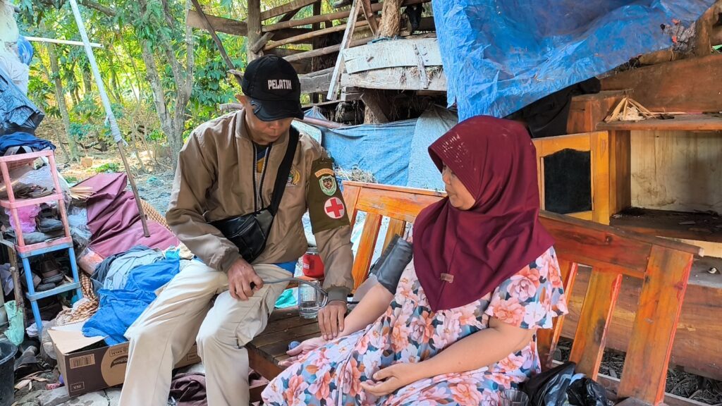 Program Kesehatan TMMD ke-129 Kodim 0620: Jemput Bola Warga di Cirebon