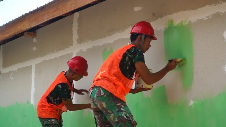 Pembangunan Rumah Walianto Menuju Penyelesaian, Satgas TMMD Ke-129 Lakukan Pengecatan