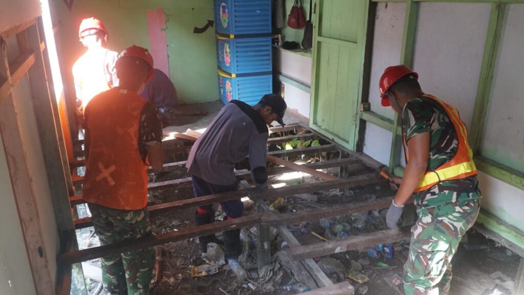 Sinergi TNI dan Masyarakat Dalam Renovasi Rumah Ibu Wahida