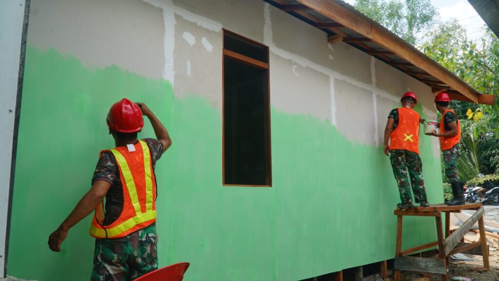 Pengecatan RTLH Menandai Proses Akhir Pembangunan Rumah Bapak Walianto