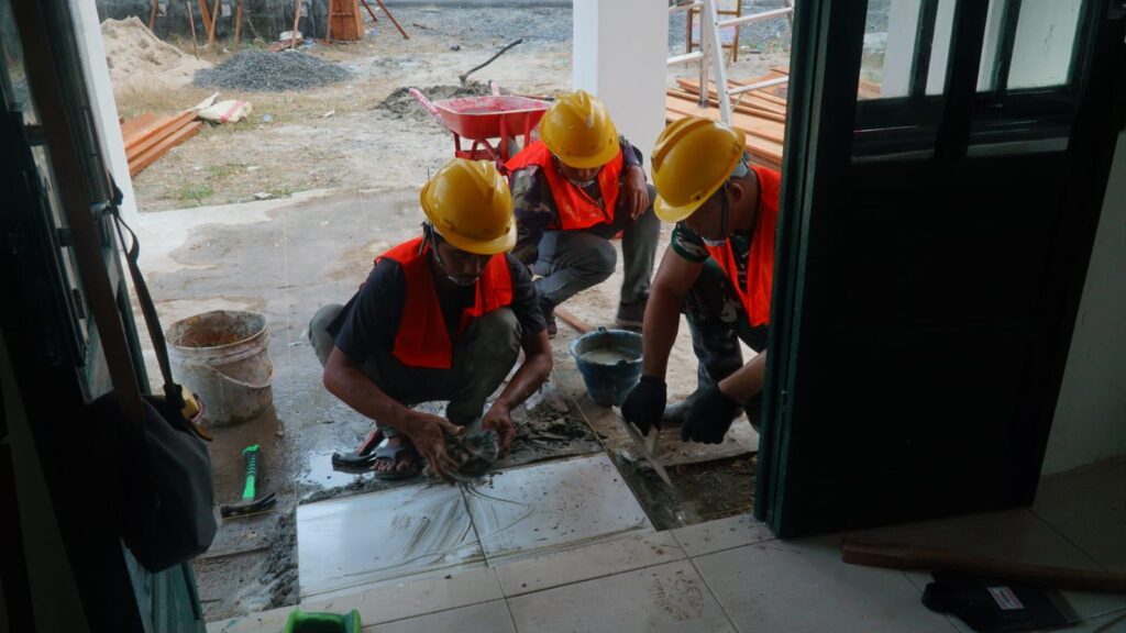Proses Finishing Musholla Darul Iman, Satgas TMMD Ke-129 Mulai Kerjakan Pemasangan Keramik