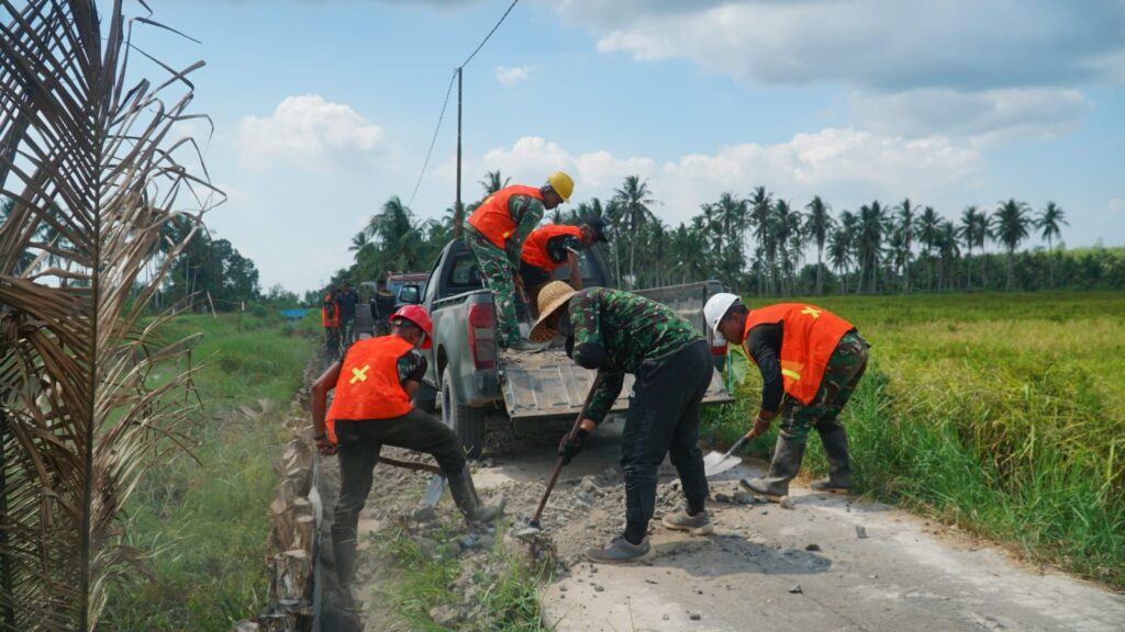 Kolaborasi Masyarakat Untuk Meningkatkan Infrastruktur Jalan Pada TMMD Ke-129